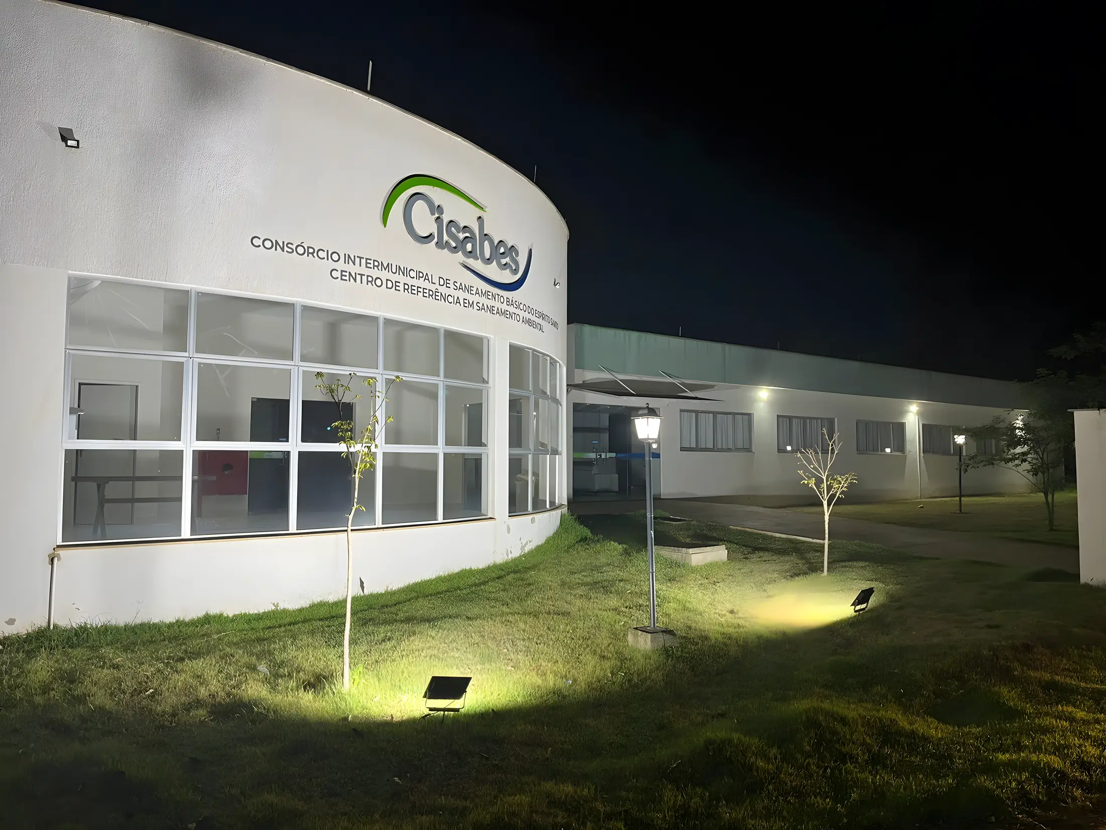 Sede do CISABES e Centro de Referência em Saneamento Ambiental, em Colatina, à noite